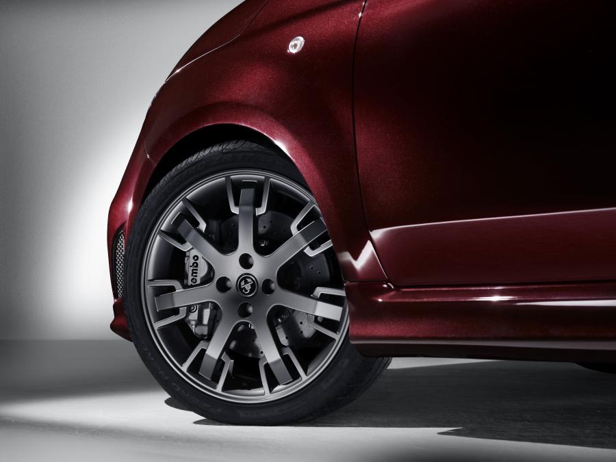 Детали экстерьера Abarth 695 Edizione Maserati (312) 2012 года  (фото 3 из 6)